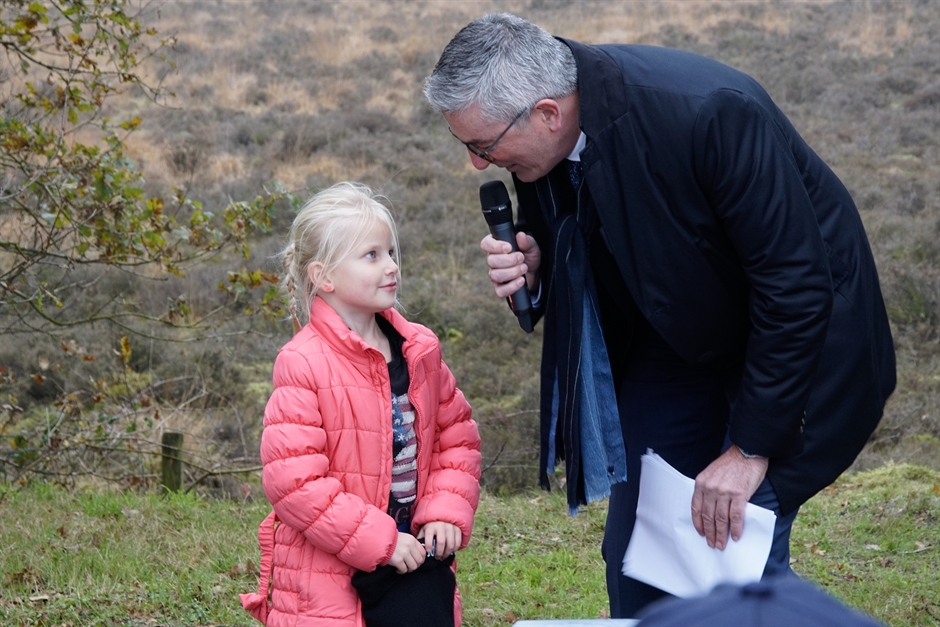 Gedeputeerde Henk Jumelet in gesprek met Samantha van De Lindelaar.