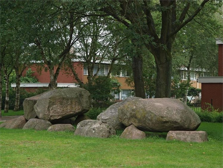 Emmen hunebed D46 in de wijk Angelslo