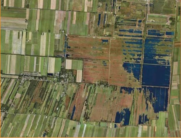 het-ontgonnen-amsterdamscheveld-links-en-het-niet-ontgonnen-hoogveen-van-het-bargerveen-rechts