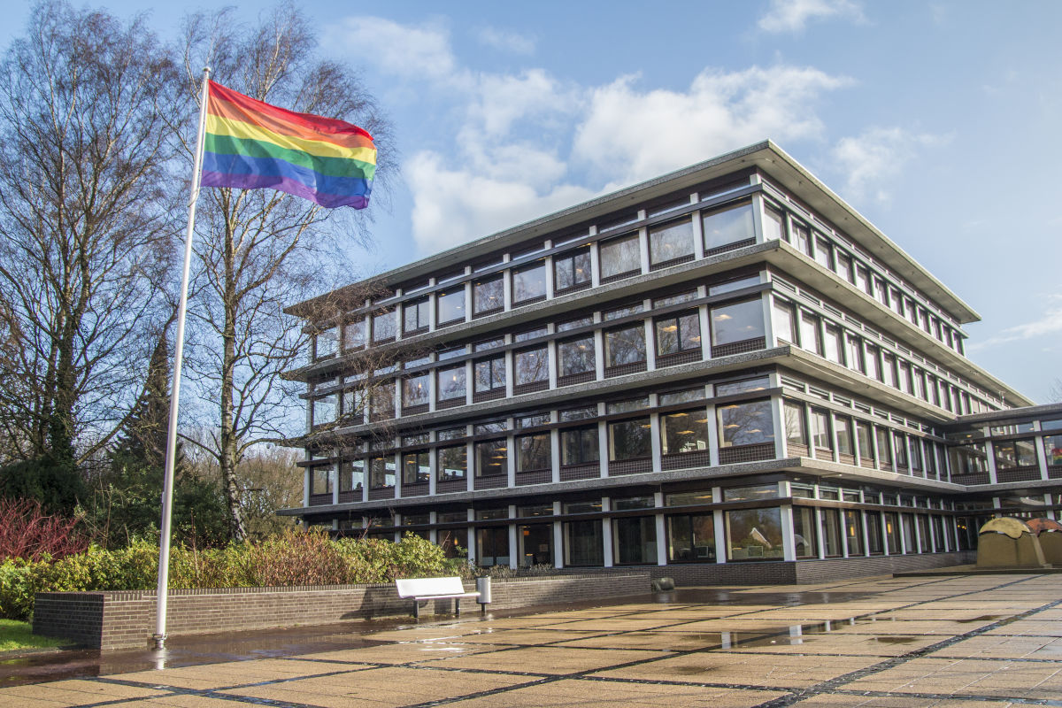 Regenboogvlag bij het provinciehuis