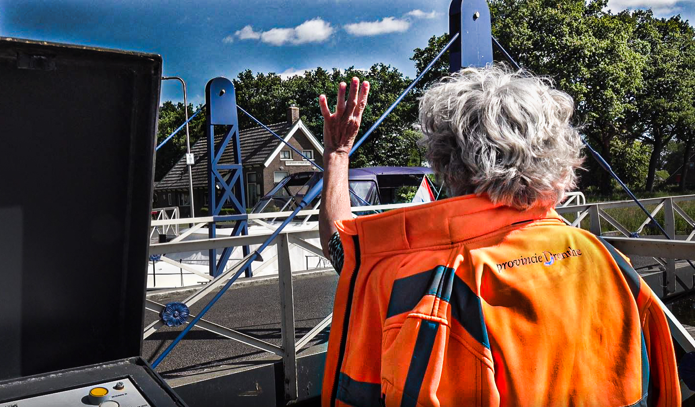 Marchje Wijnstra bedient al 43 jaar de Hesselerbrug