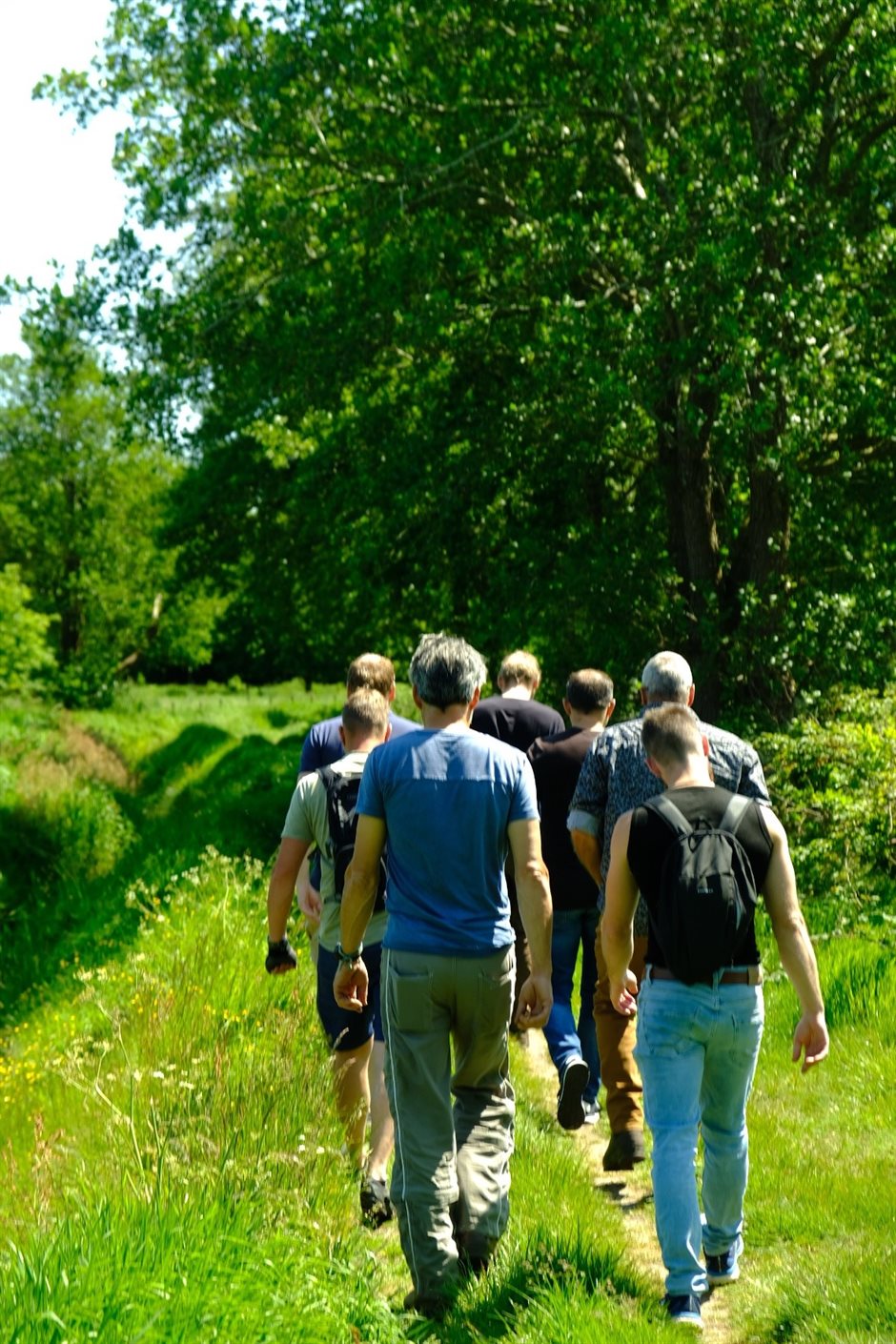 foto van de landschapsbrigade wandelend door het landschap Havelte en Uffelte