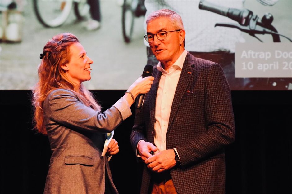 Op de foto: Bina van der Veen en gedeputeerde Henk Jumelet