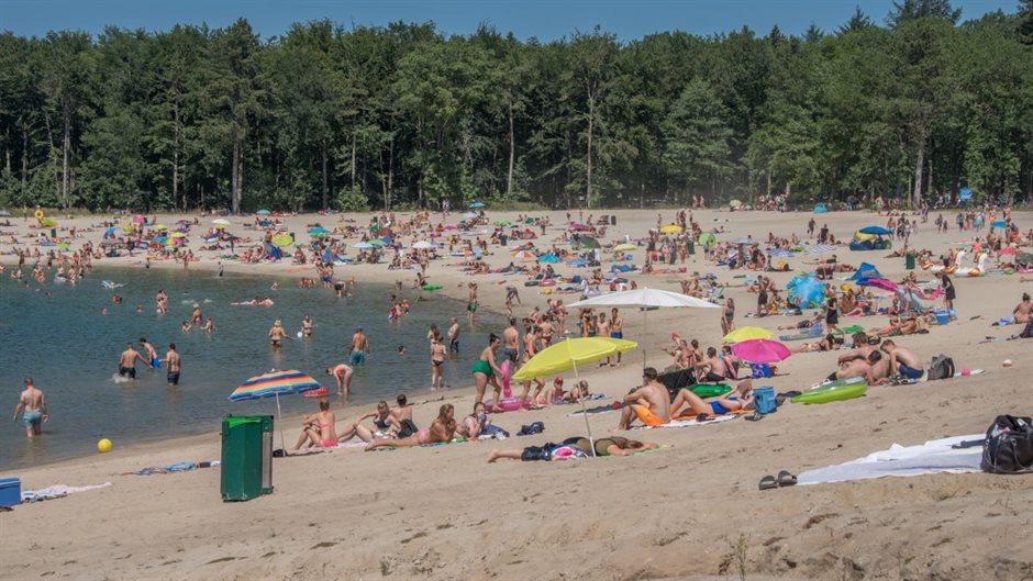 Zwemmers bij zwemplas Nije Hemelriek