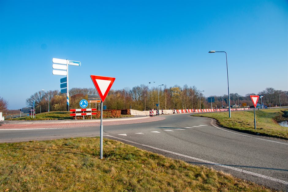 De betonnen barriers aan de Oelenboom worden vervangen voor een lage geleiderail.